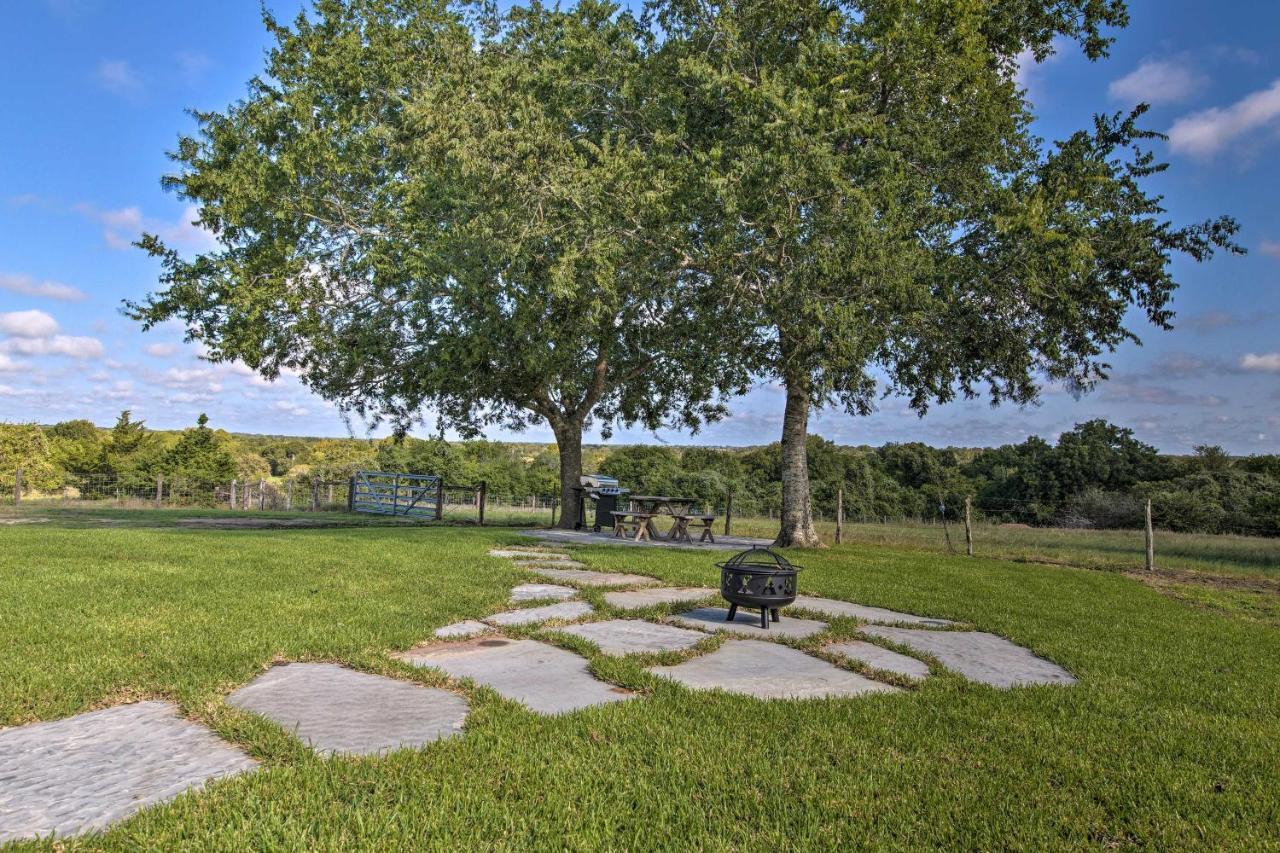 Peaceful Schulenburg Farmhouse With Fire Pit And Grill Buitenkant foto